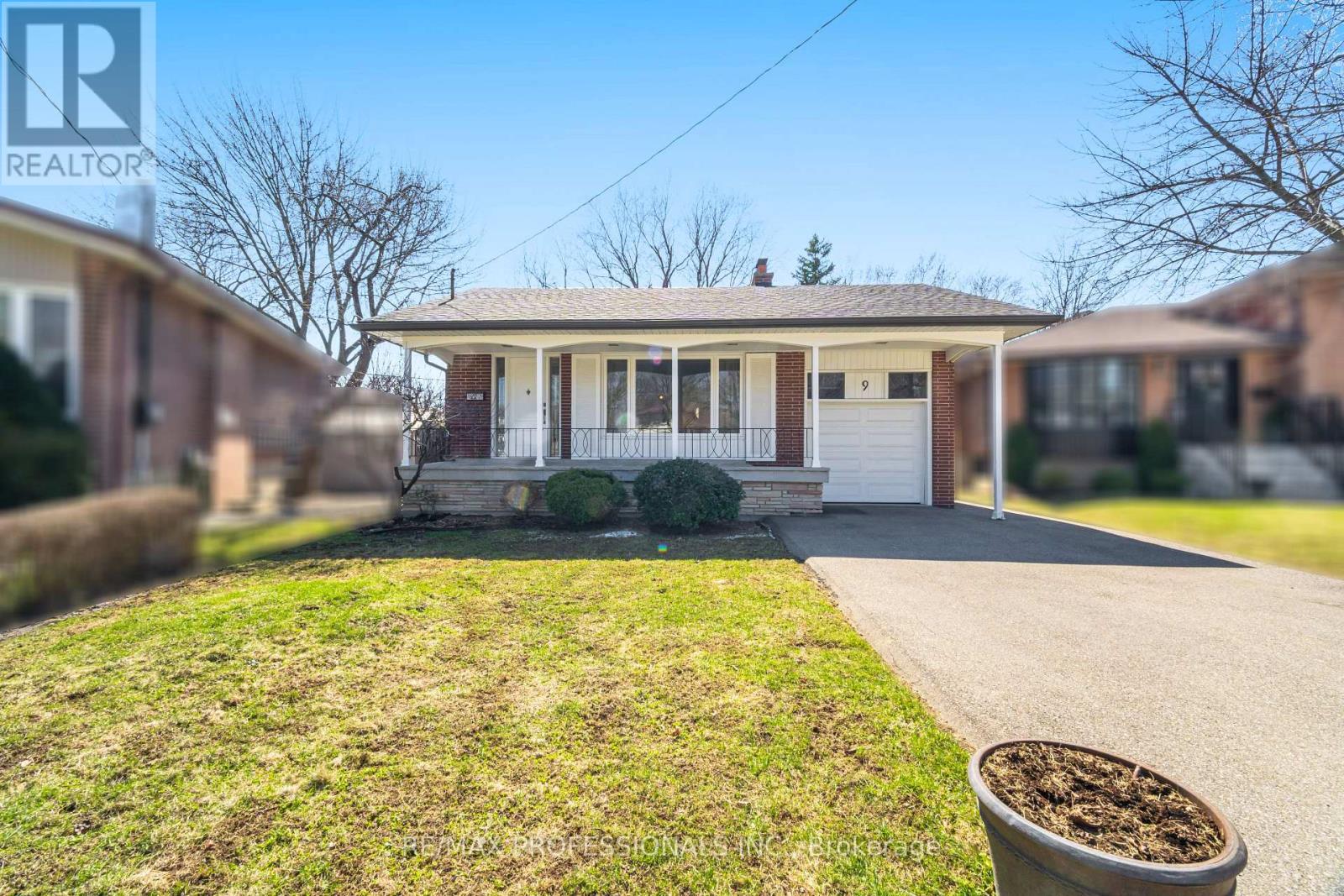 9 Halbadier Place, Toronto, Ontario  M9B 2H4 - Photo 2 - W12976258