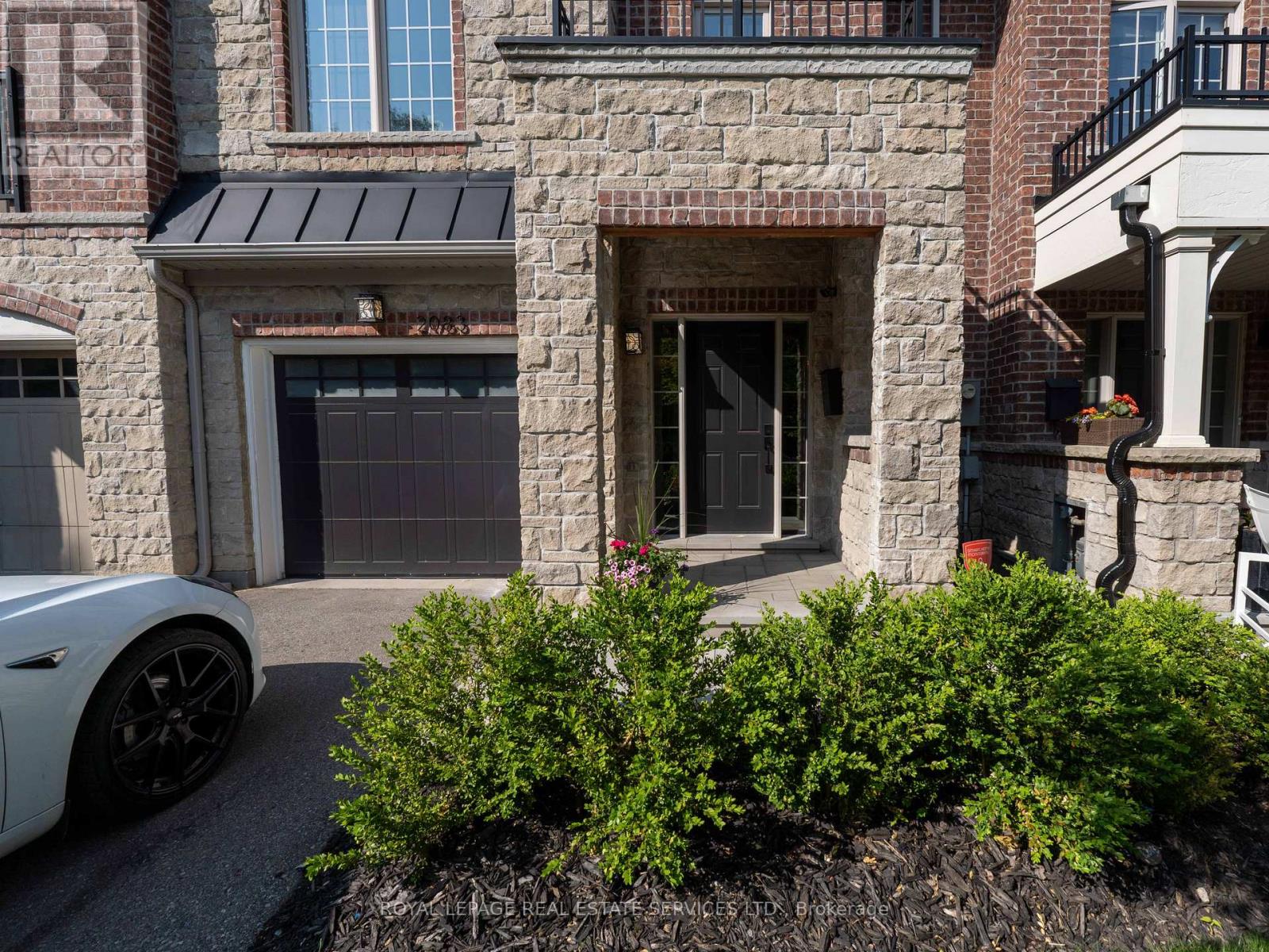 2083 Grange Drive, Mississauga, Ontario  L5B 1P4 - Photo 2 - W12976304