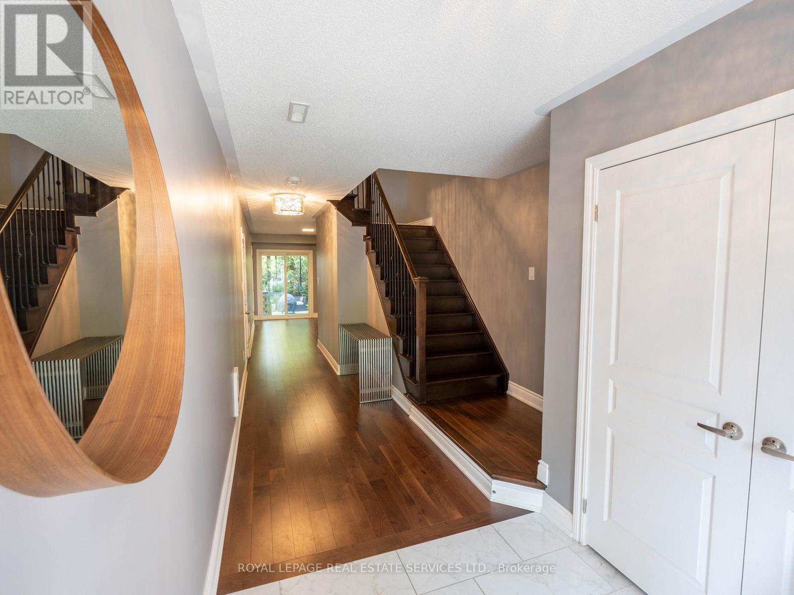 2083 Grange Drive, Mississauga, Ontario  L5B 1P4 - Photo 3 - W12976304