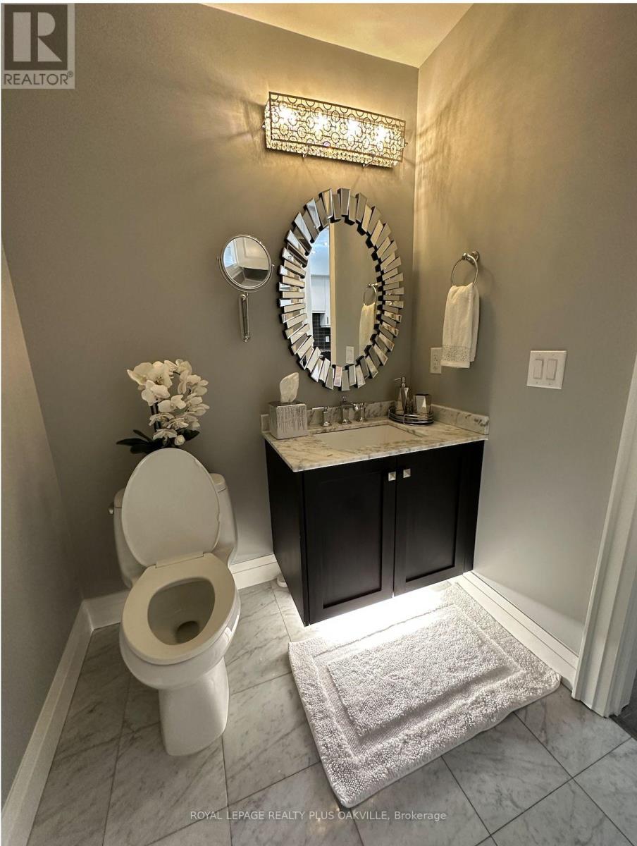 202 - 11 Bronte Road, Oakville, Ontario  L6L 0E1 - Photo 10 - W12976396