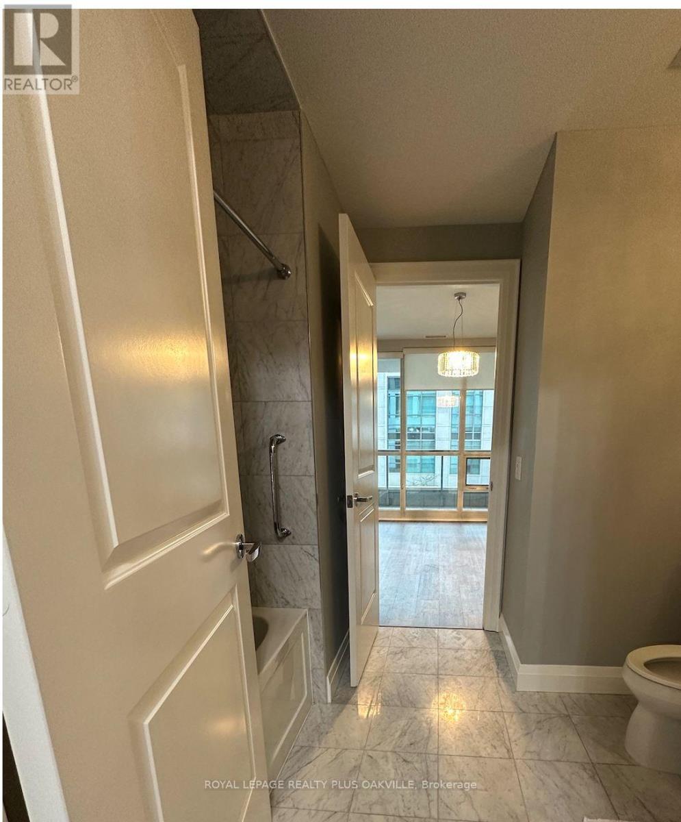 202 - 11 Bronte Road, Oakville, Ontario  L6L 0E1 - Photo 13 - W12976396