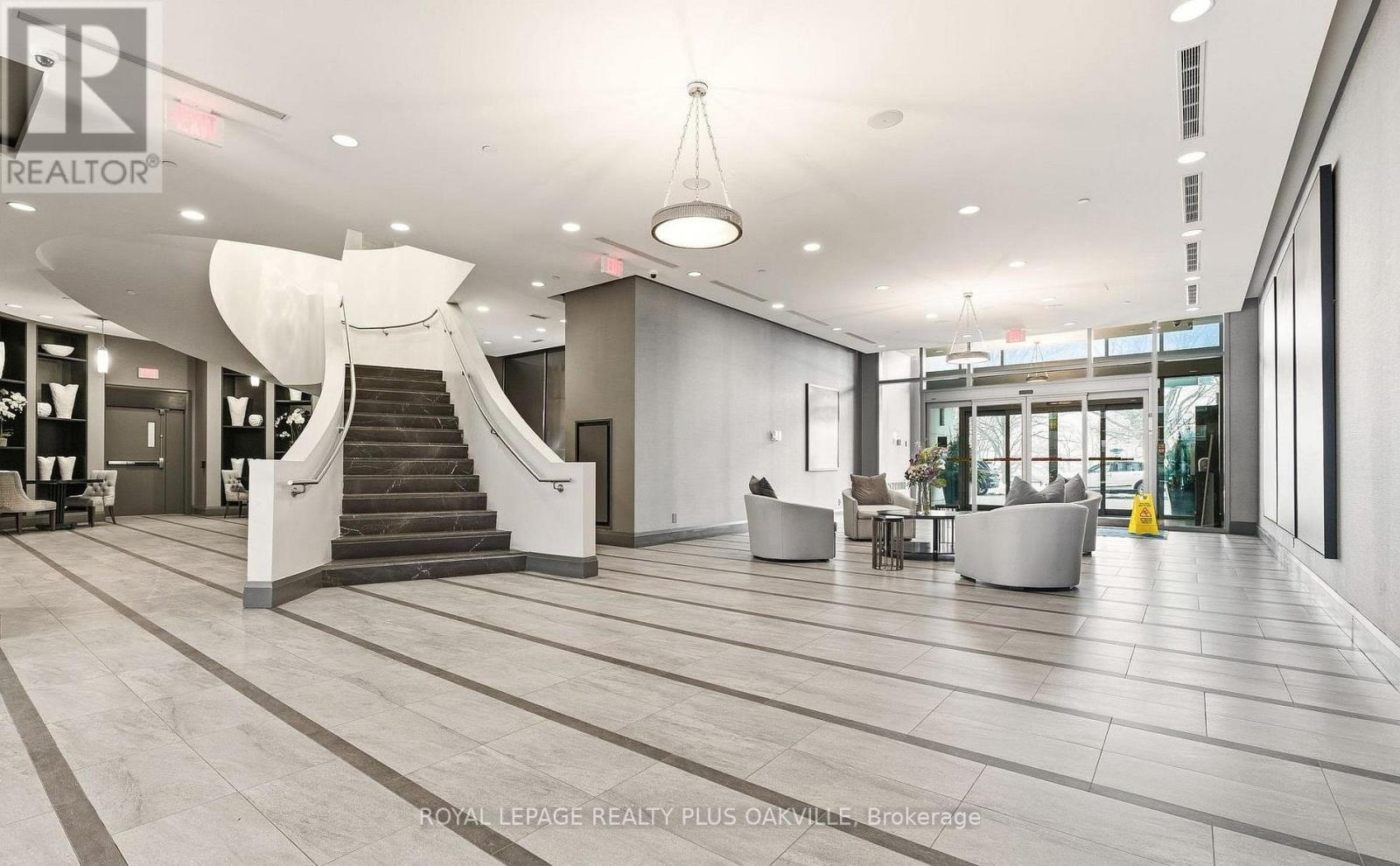 202 - 11 Bronte Road, Oakville, Ontario  L6L 0E1 - Photo 3 - W12976396