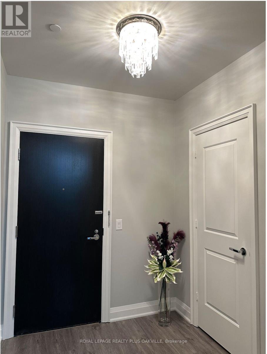 202 - 11 Bronte Road, Oakville, Ontario  L6L 0E1 - Photo 4 - W12976396