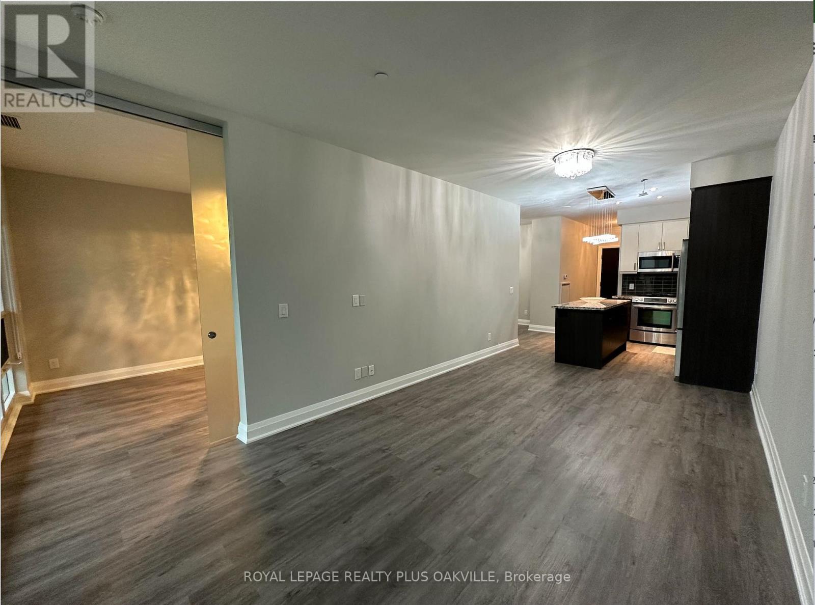 202 - 11 Bronte Road, Oakville, Ontario  L6L 0E1 - Photo 7 - W12976396