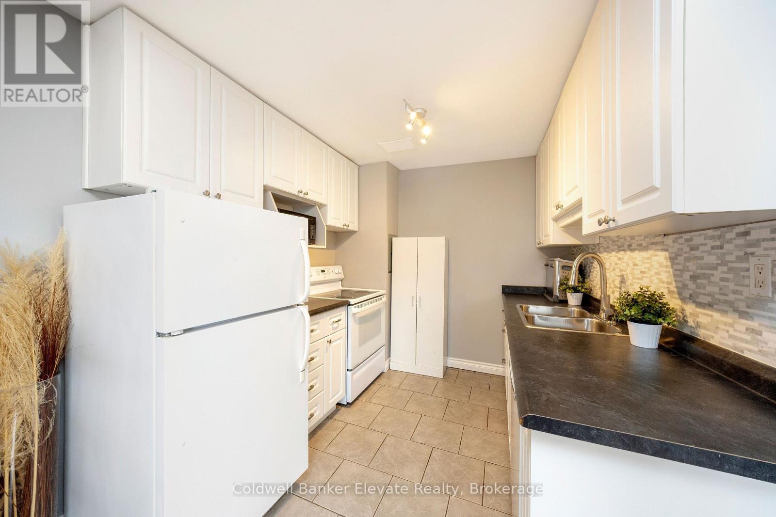 402 - 49 Park Avenue, Halton Hills, Ontario  L7G 3H9 - Photo 13 - W12976400