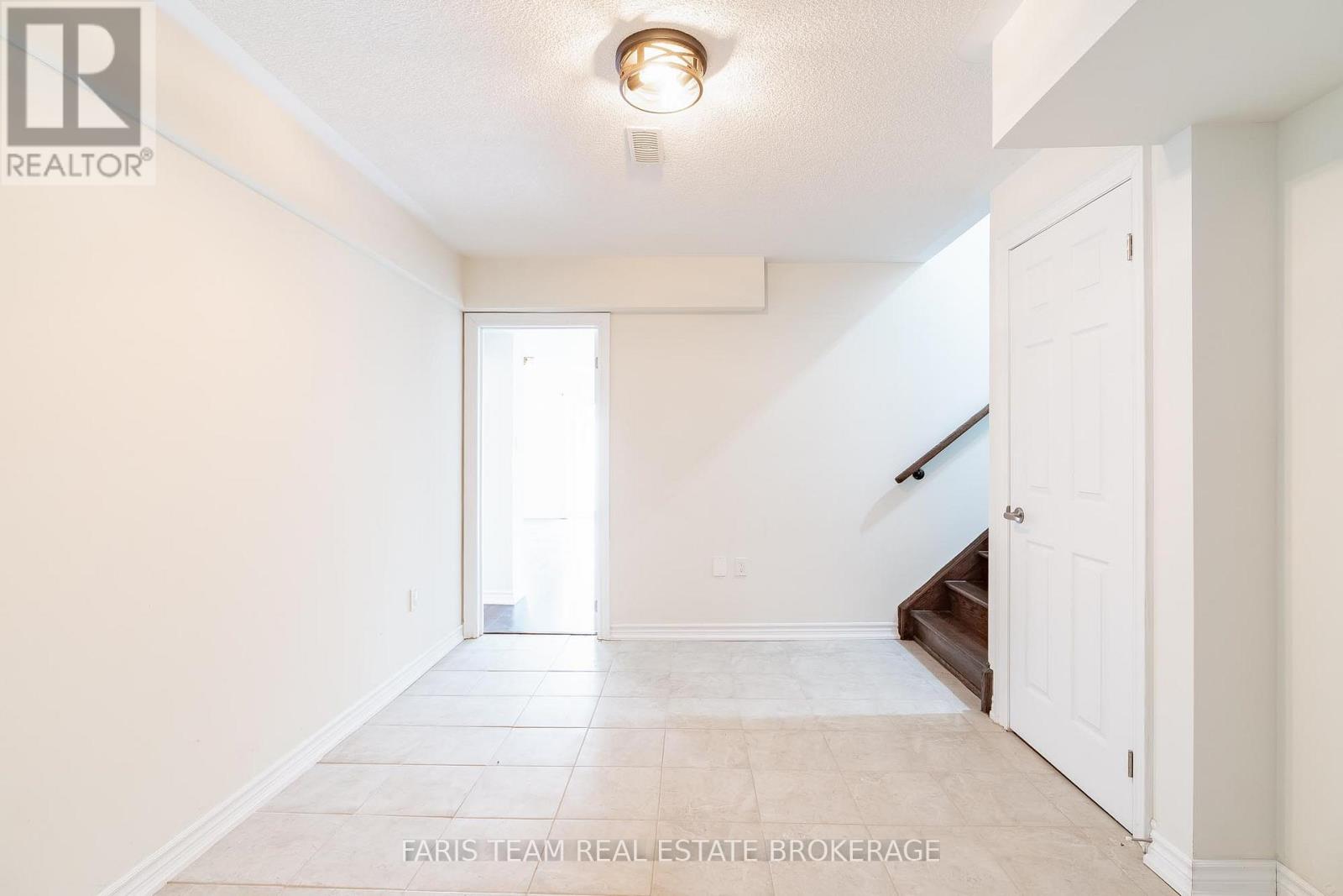 33 Pearl Street, Wasaga Beach, Ontario  L9Z 0G9 - Photo 34 - S12969352