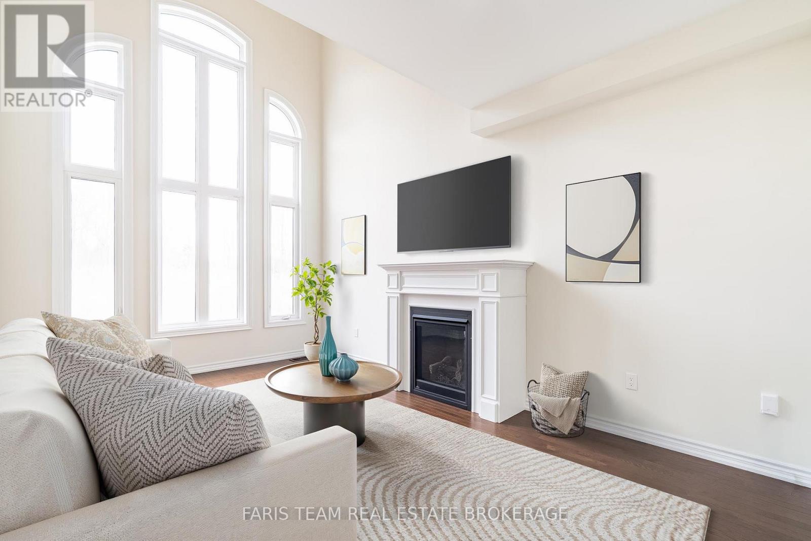 33 Pearl Street, Wasaga Beach, Ontario  L9Z 0G9 - Photo 5 - S12969352