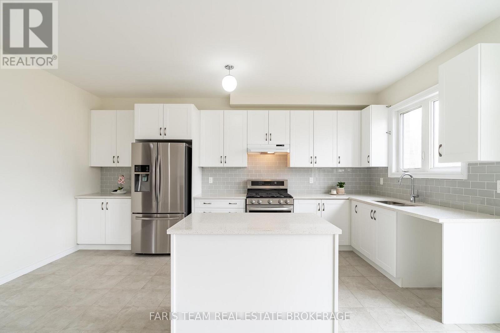 33 Pearl Street, Wasaga Beach, Ontario  L9Z 0G9 - Photo 7 - S12969352