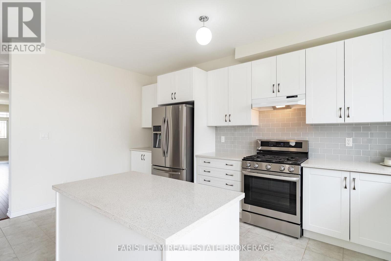 33 Pearl Street, Wasaga Beach, Ontario  L9Z 0G9 - Photo 9 - S12969352