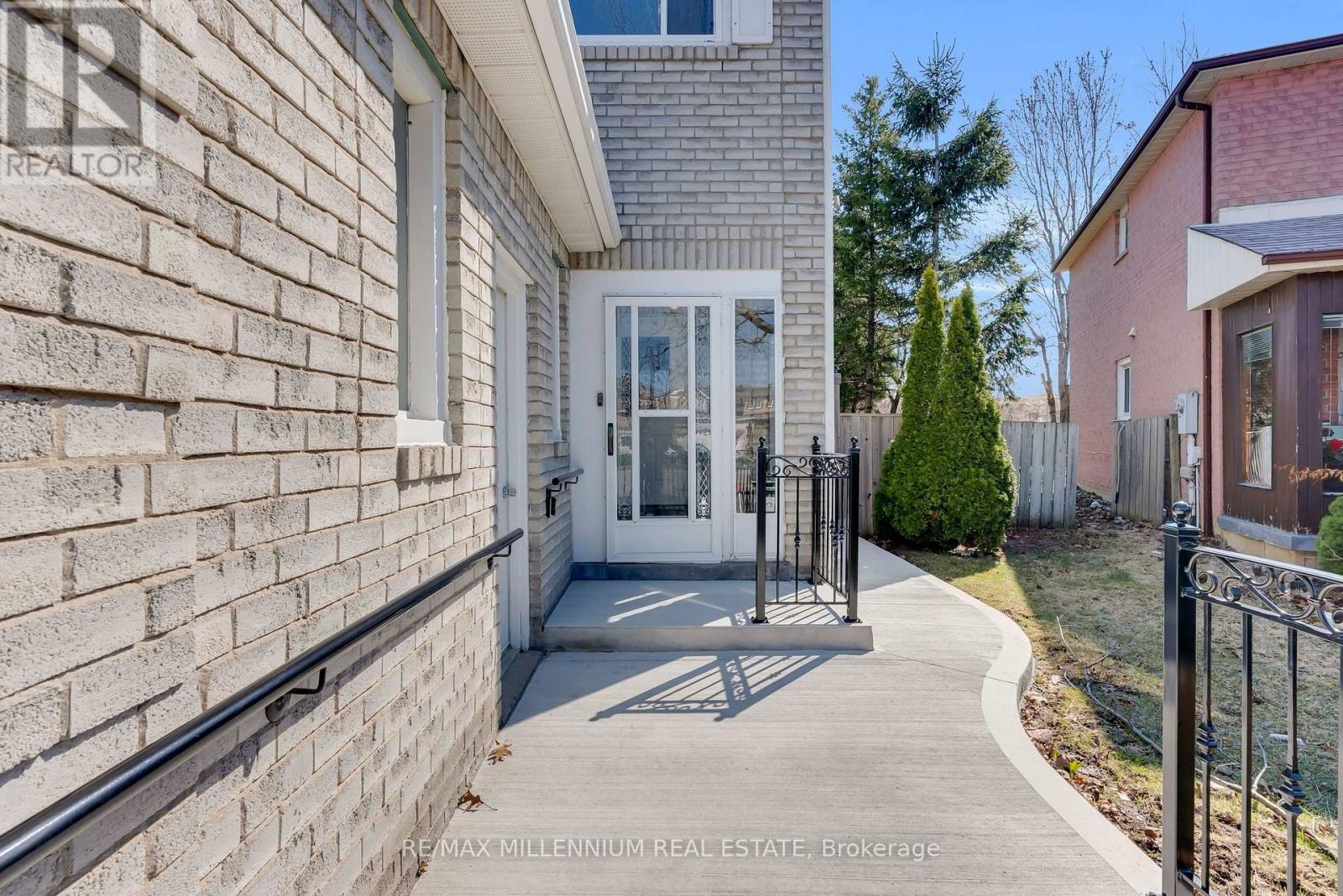 20 Kesteven Crescent, Brampton, Ontario L6W 4E1 - Photo 5 - W12976458