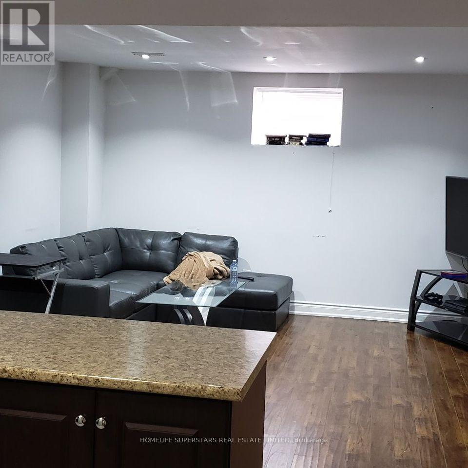 33 Little Britain Crescent, Brampton, Ontario  L6Y 6A8 - Photo 4 - W12976470