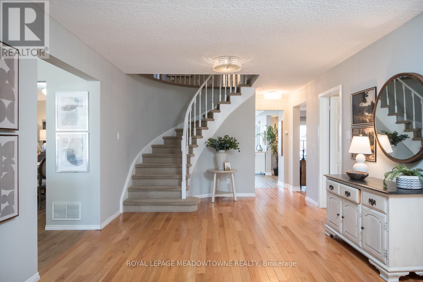 284 Randall Crescent, Milton, Ontario  L9T 4X7 - Photo 3 - W12976484