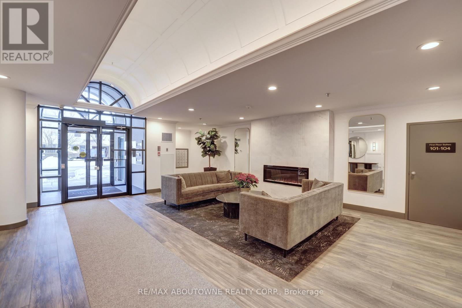 307 - 185 Robinson Street, Oakville, Ontario  L6J 7P6 - Photo 2 - W12976502