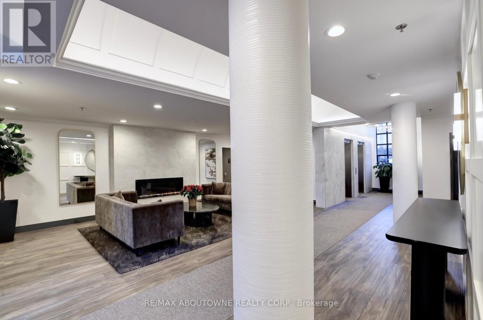 307 - 185 Robinson Street, Oakville, Ontario  L6J 7P6 - Photo 3 - W12976502