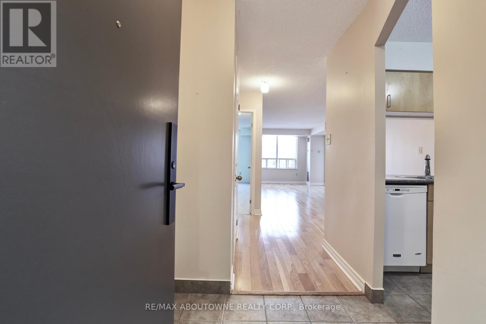 307 - 185 Robinson Street, Oakville, Ontario  L6J 7P6 - Photo 5 - W12976502