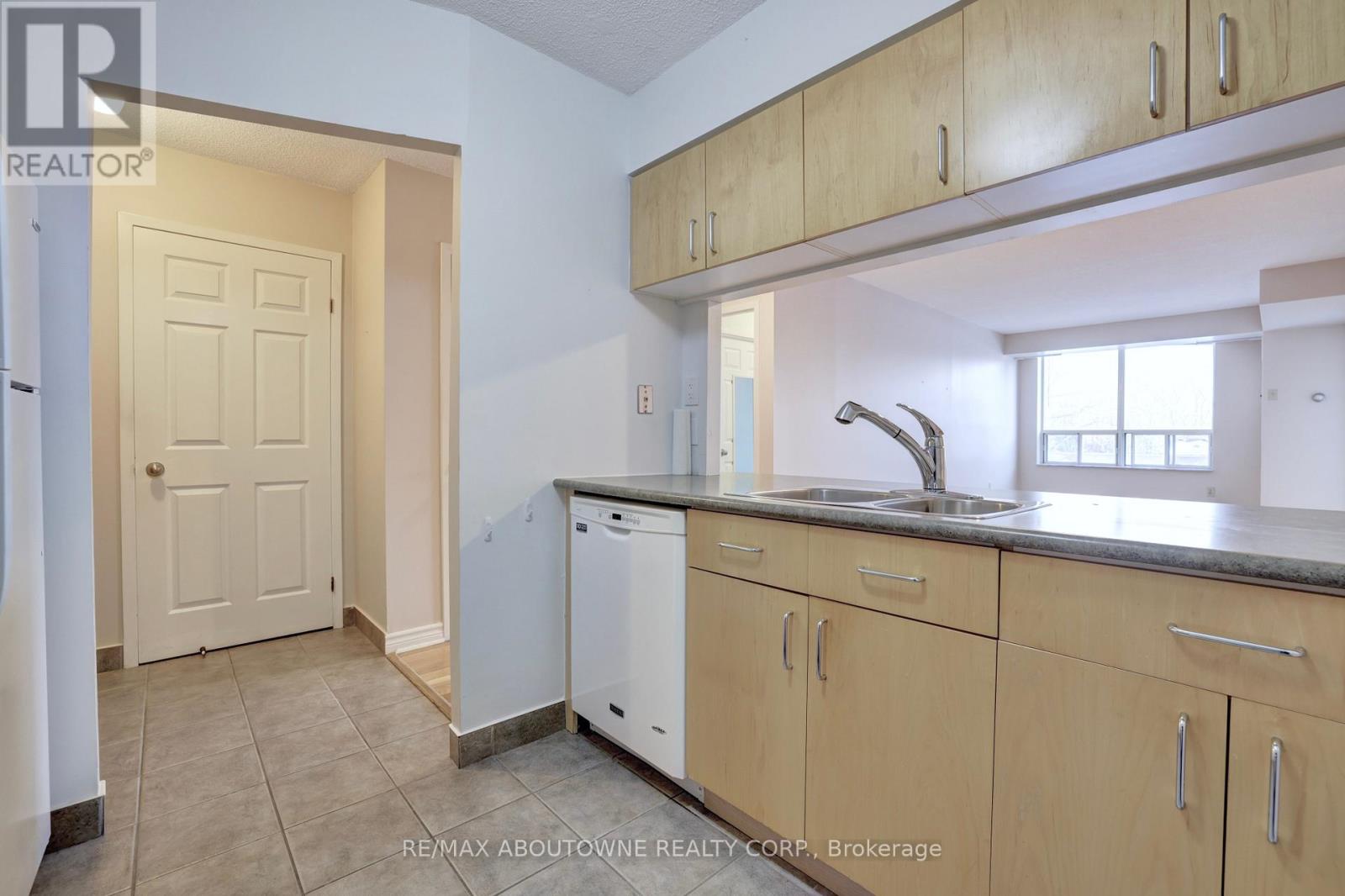 307 - 185 Robinson Street, Oakville, Ontario  L6J 7P6 - Photo 6 - W12976502