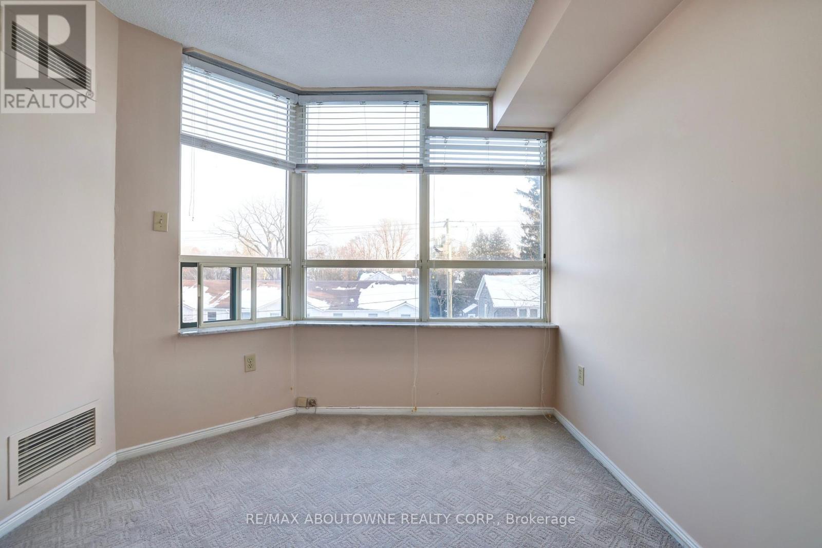 307 - 185 Robinson Street, Oakville, Ontario  L6J 7P6 - Photo 9 - W12976502