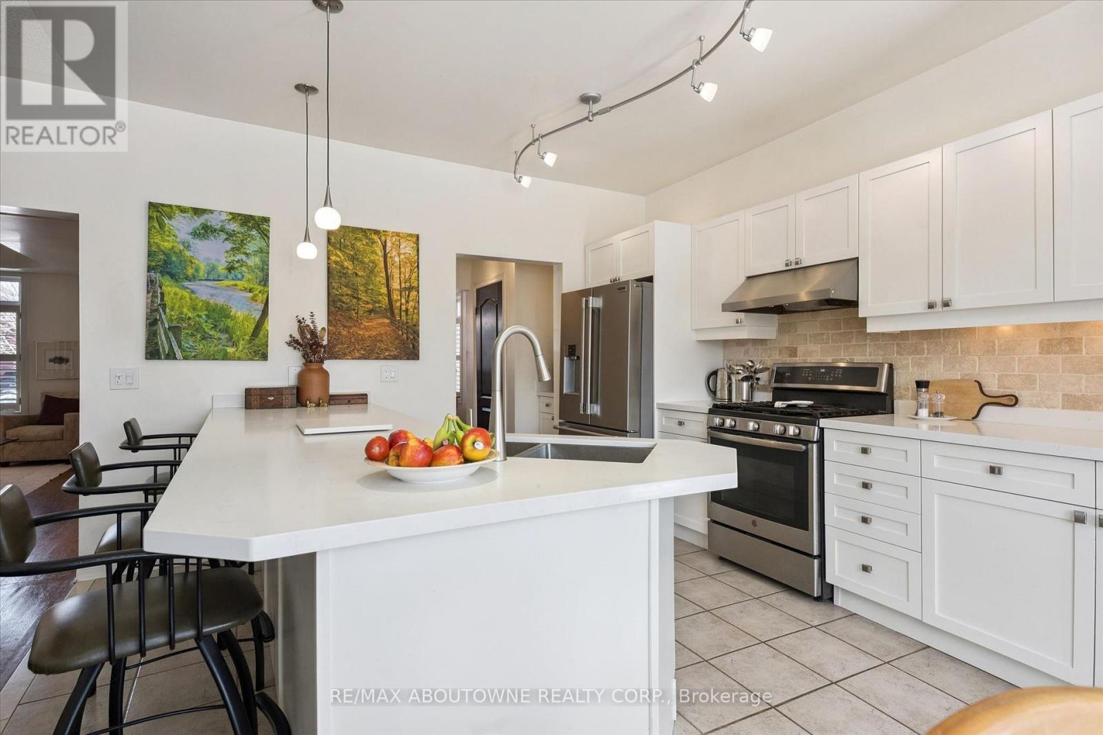 2484 Capilano Crescent, Oakville, Ontario  L6H 6L4 - Photo 13 - W12976508