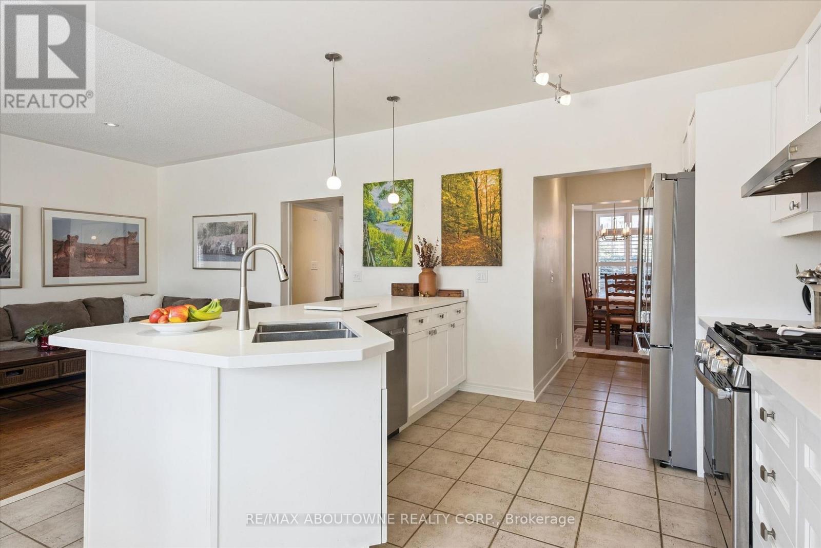 2484 Capilano Crescent, Oakville, Ontario  L6H 6L4 - Photo 14 - W12976508