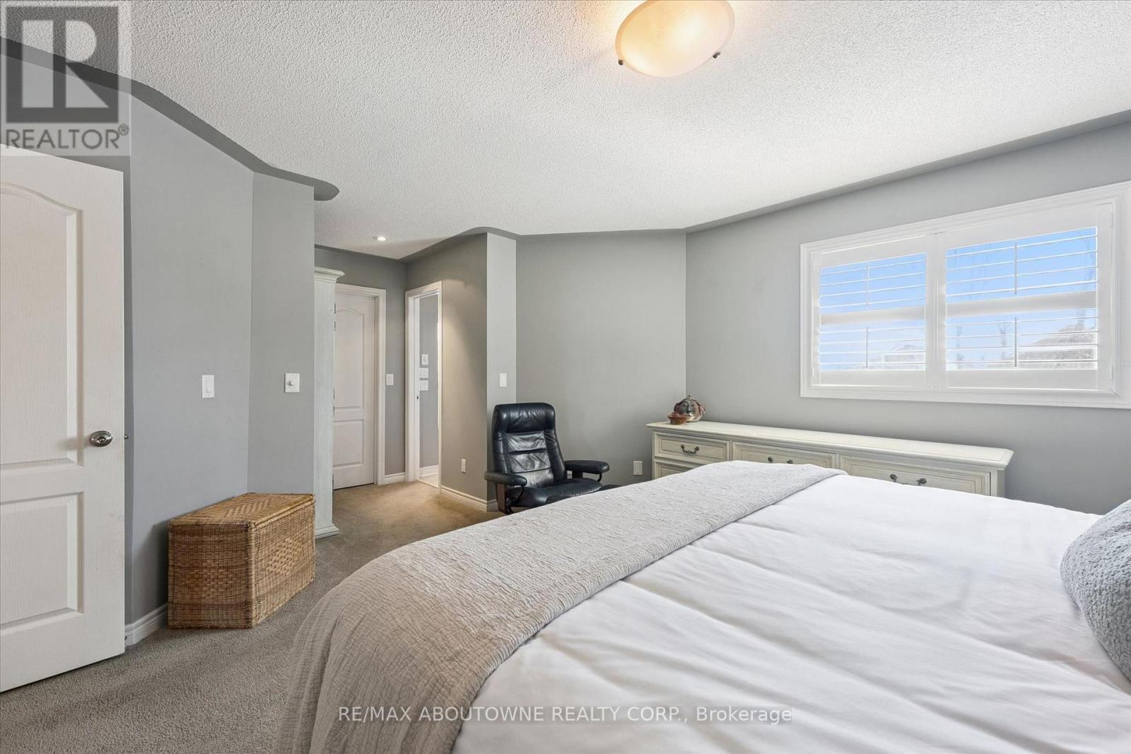 2484 Capilano Crescent, Oakville, Ontario  L6H 6L4 - Photo 22 - W12976508