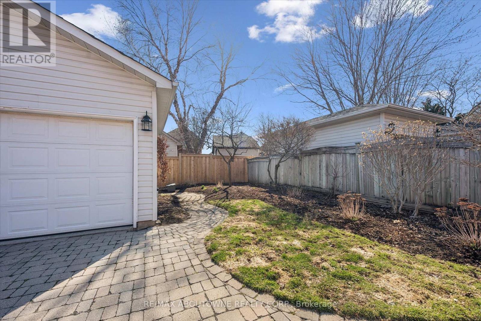 2484 Capilano Crescent, Oakville, Ontario  L6H 6L4 - Photo 38 - W12976508