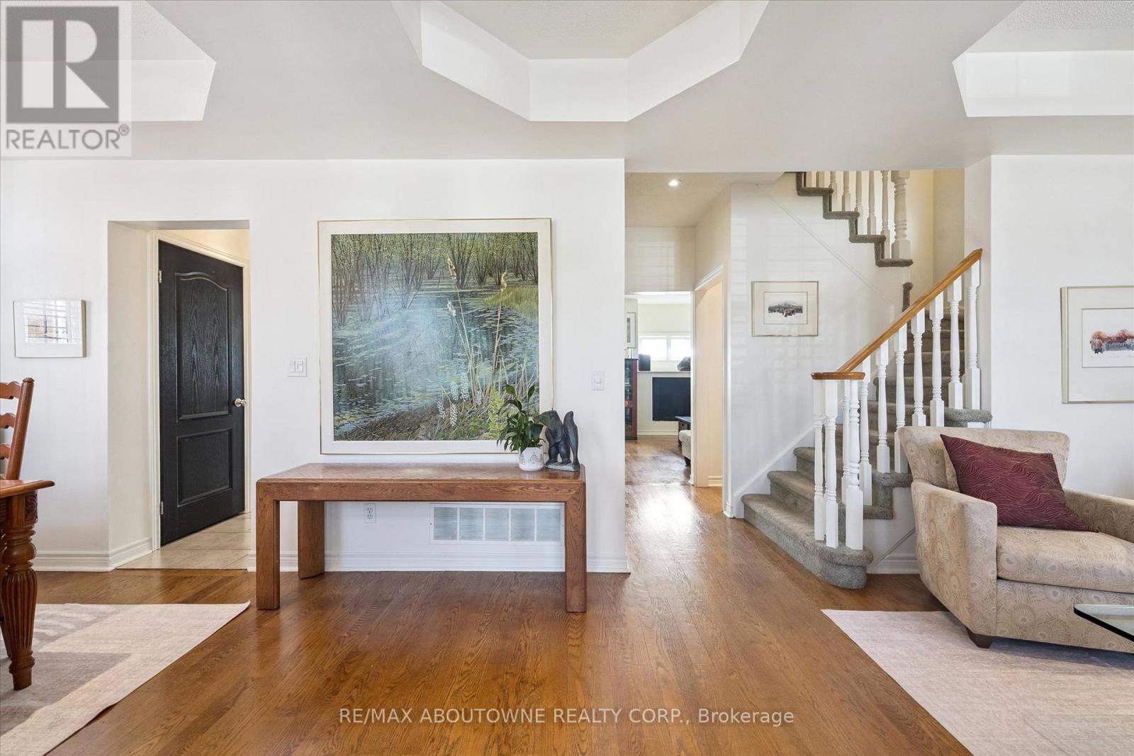 2484 Capilano Crescent, Oakville, Ontario  L6H 6L4 - Photo 4 - W12976508