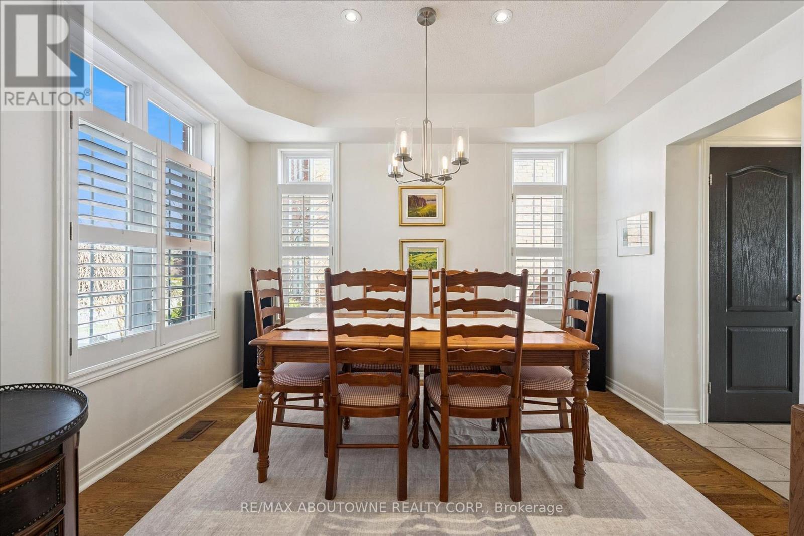 2484 Capilano Crescent, Oakville, Ontario  L6H 6L4 - Photo 6 - W12976508