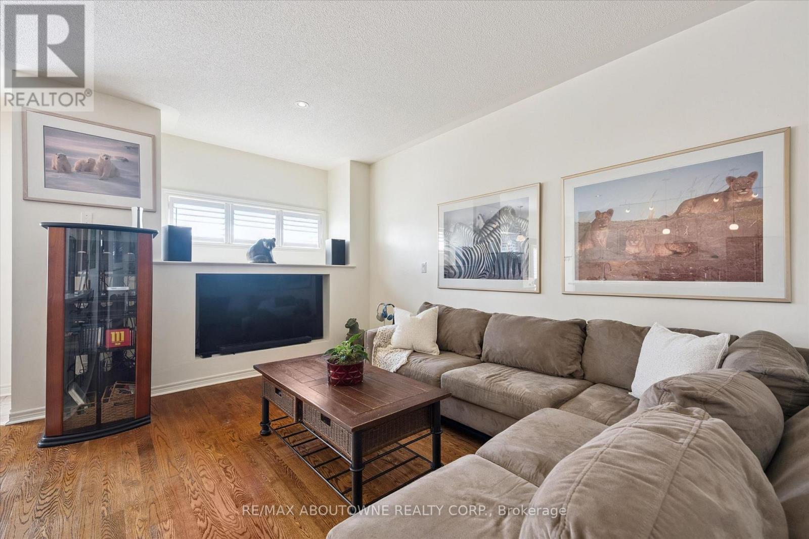 2484 Capilano Crescent, Oakville, Ontario  L6H 6L4 - Photo 9 - W12976508