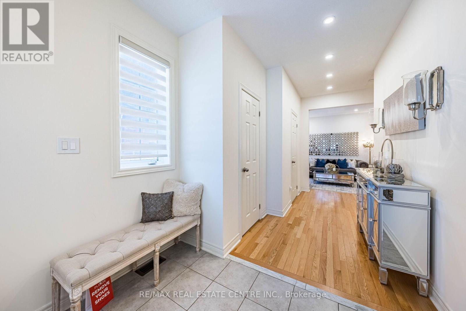 1067 Urell Way, Milton, Ontario  L9T 8V5 - Photo 7 - W12976518