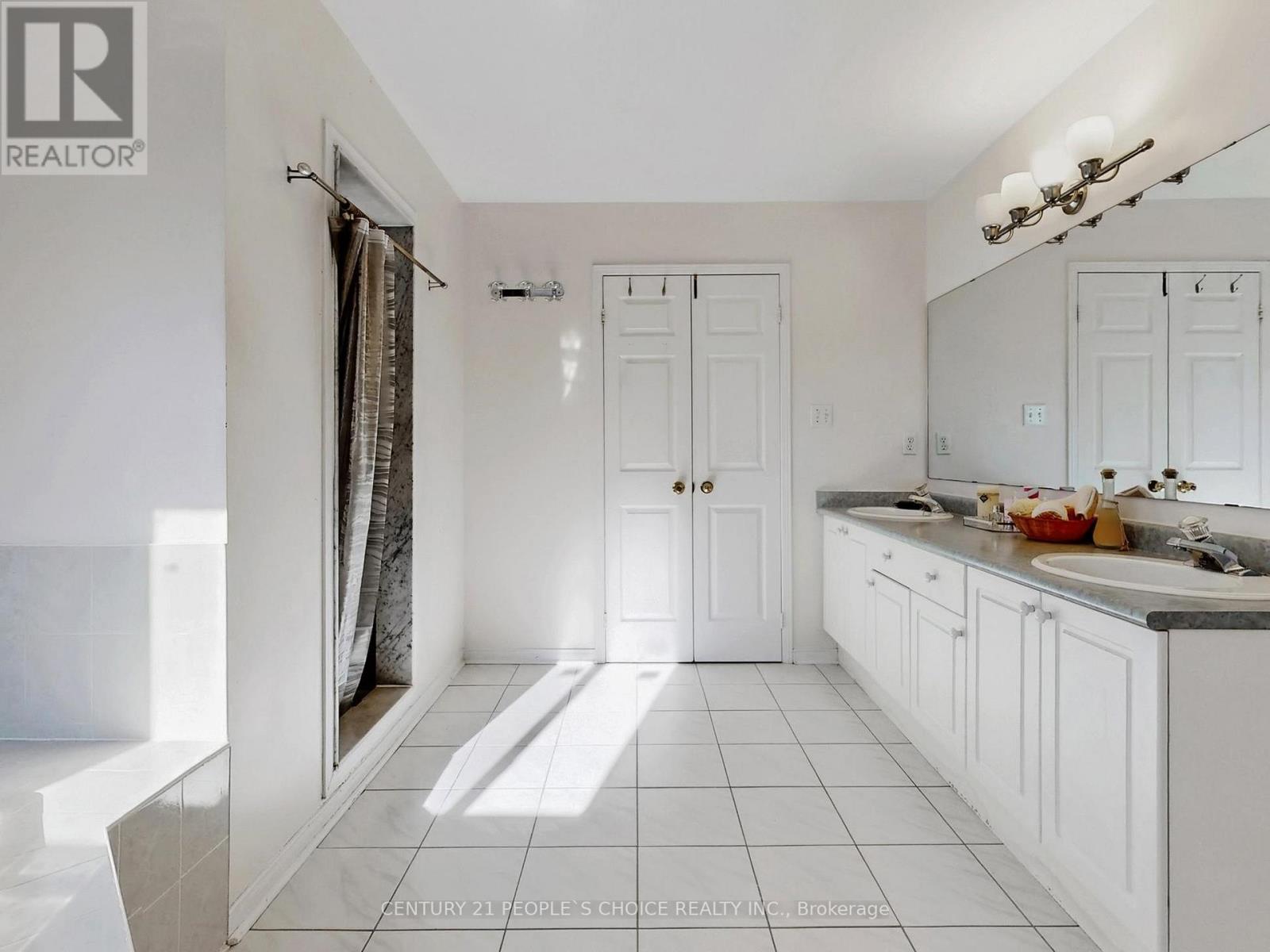 5591 Loonlake Avenue, Mississauga, Ontario  L5V 2E2 - Photo 33 - W12976532