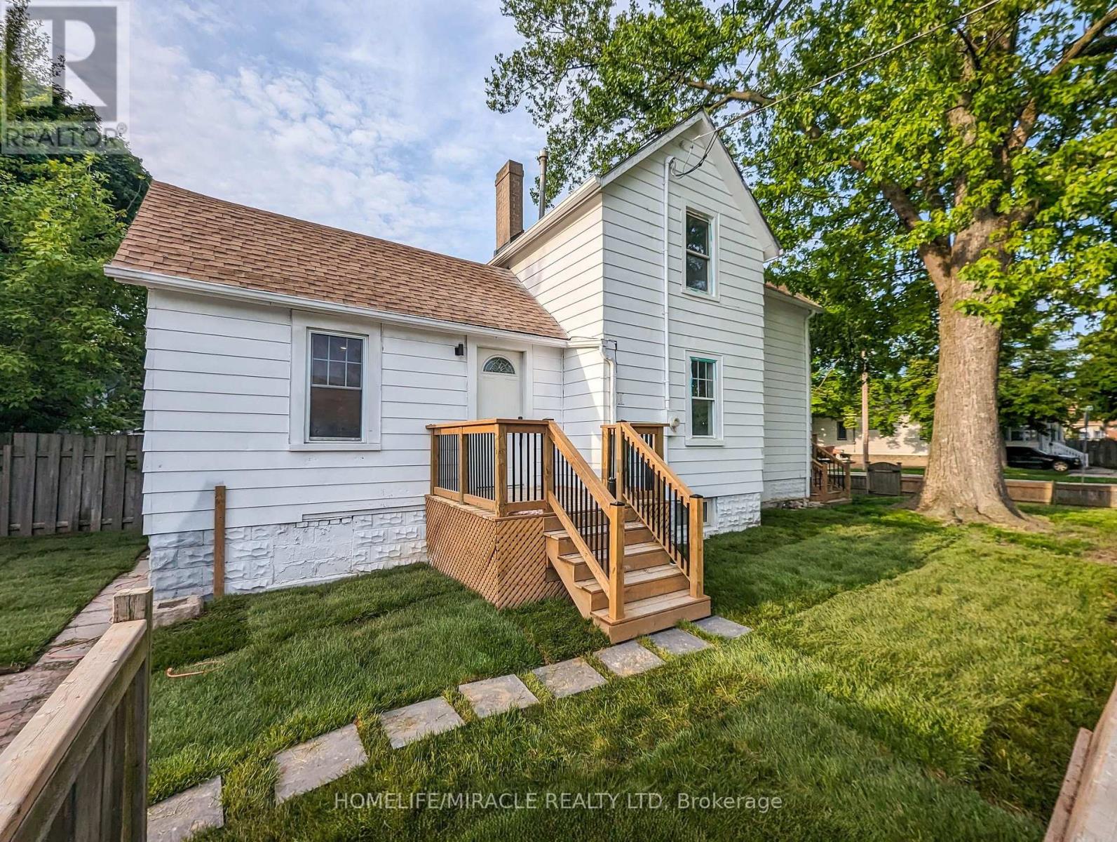 137 Proctor Street, Sarnia, Ontario  N7T 3G1 - Photo 2 - X12976314