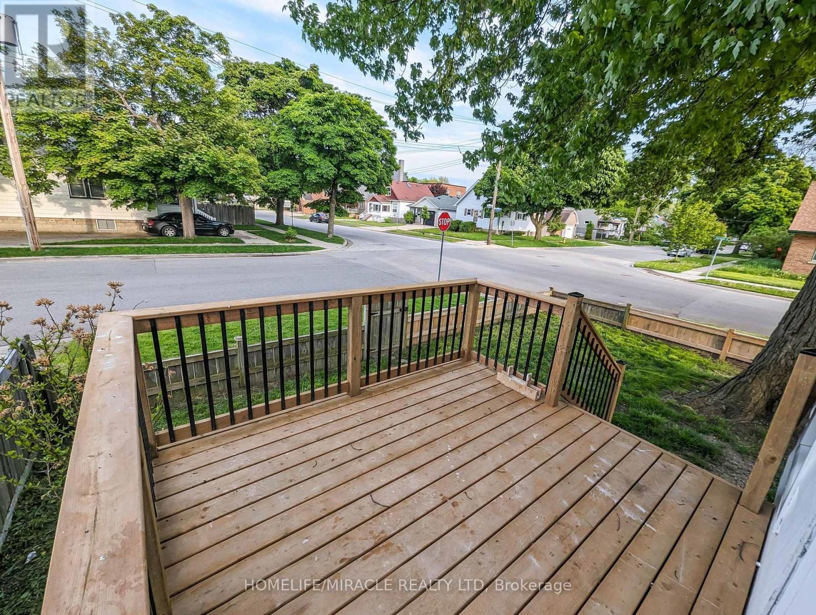 137 Proctor Street, Sarnia, Ontario  N7T 3G1 - Photo 3 - X12976314