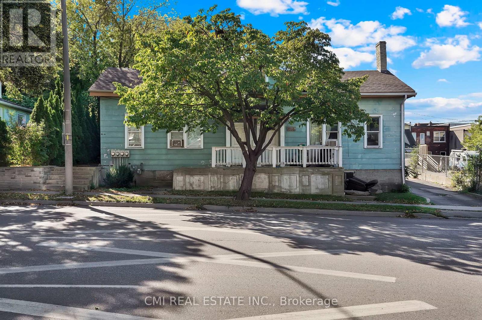 219 Dalhousie Street, Brantford, Ontario  N3S 3T8 - Photo 2 - X12976352