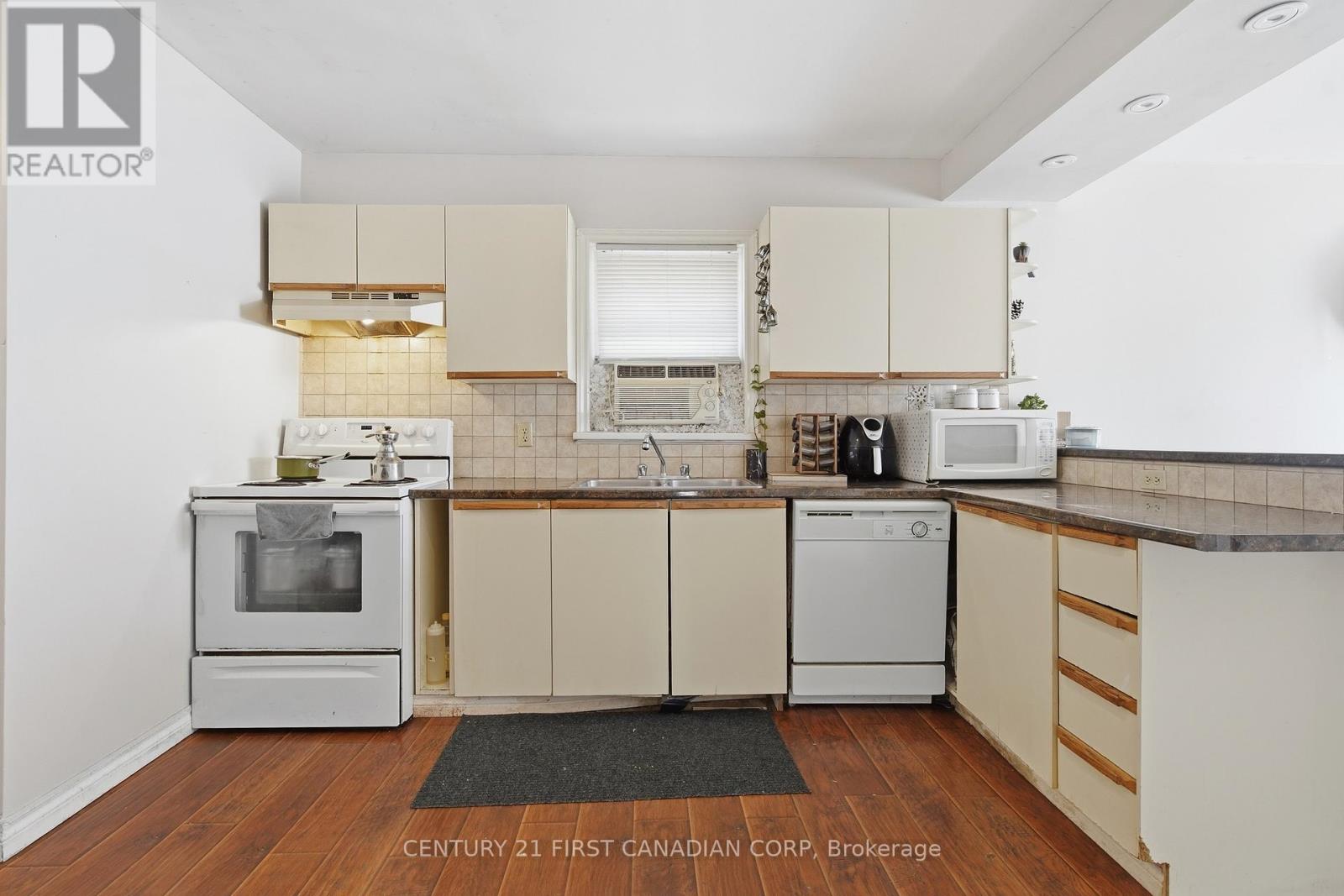 Photo 9 of 18 for 110 St Julien Street