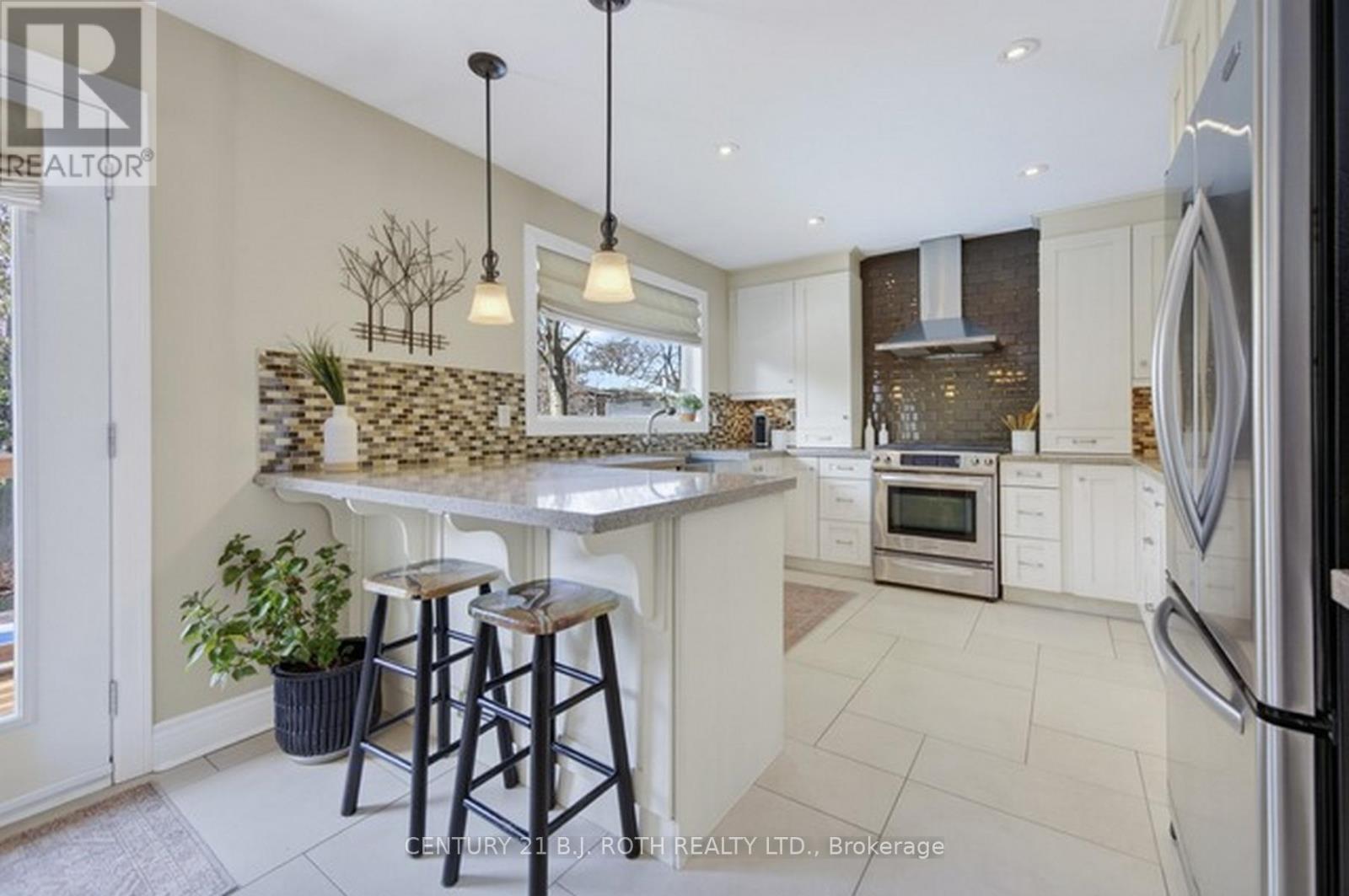 12 Tallforest Crescent, Toronto, Ontario  M9C 2X2 - Photo 5 - W12976390