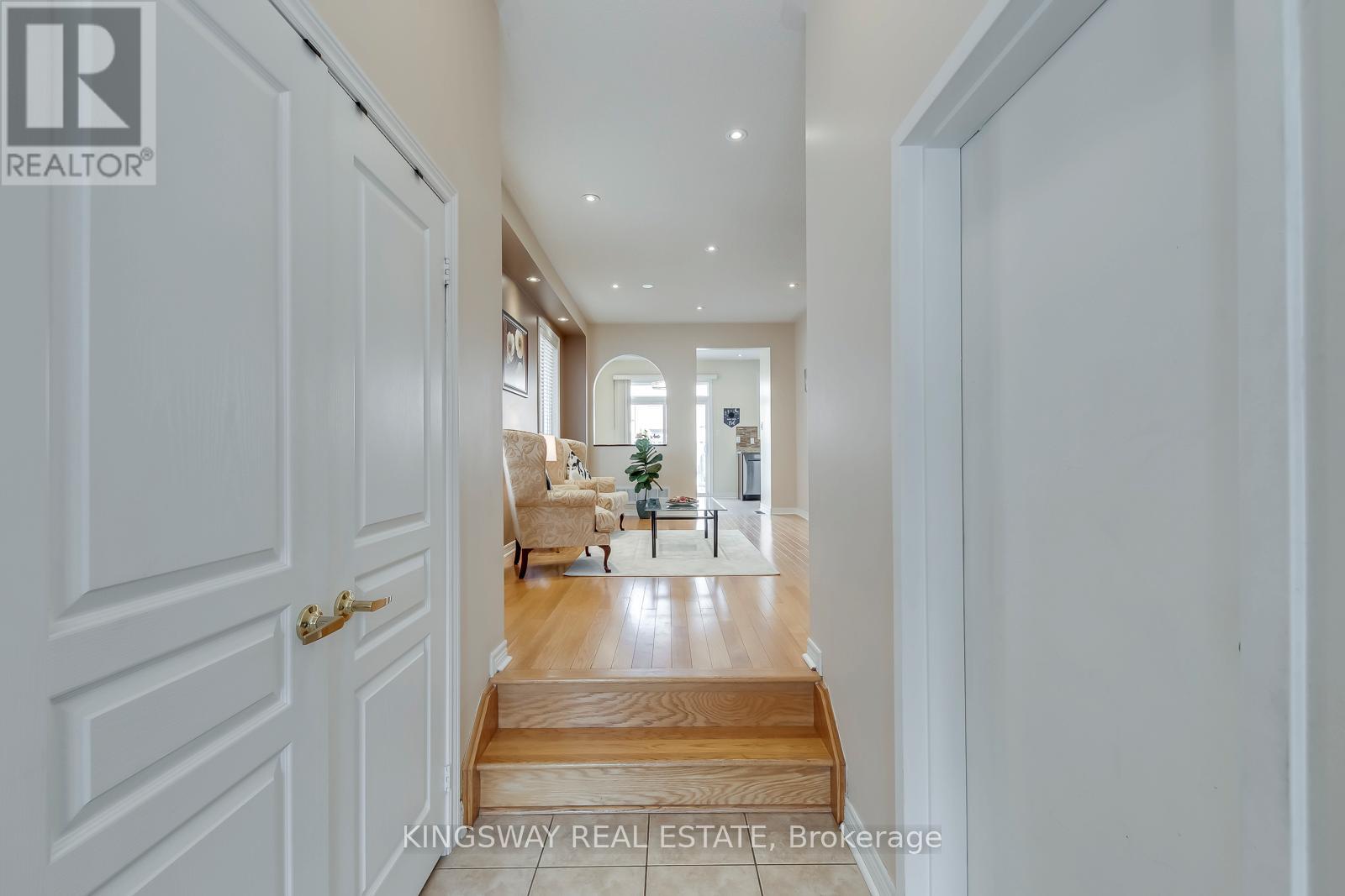 5479 Fudge Terrace, Mississauga, Ontario  L5M 0M9 - Photo 4 - W12976252