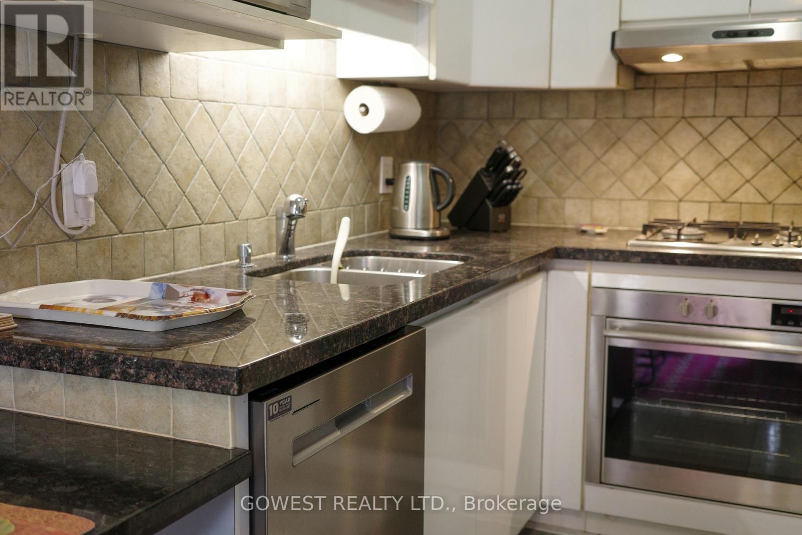 4 - 20 Glen Gordon Road, Toronto, Ontario  M6P 1B8 - Photo 8 - W12934408