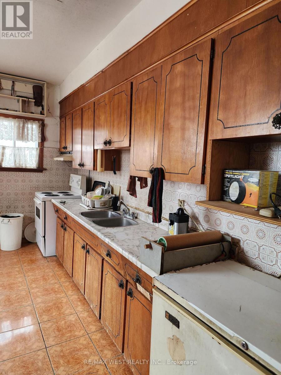 415 Symington Avenue, Toronto, Ontario  M6N 2W4 - Photo 6 - W12908612