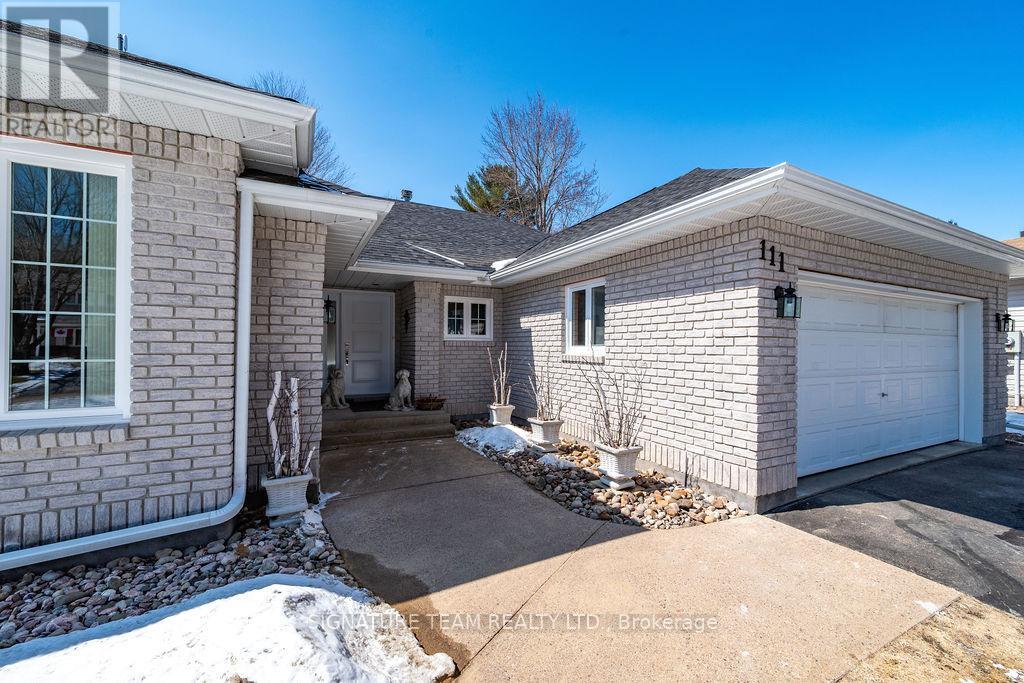 111 Thomas Street, Deep River, Ontario  K0J 1P0 - Photo 2 - X12976650