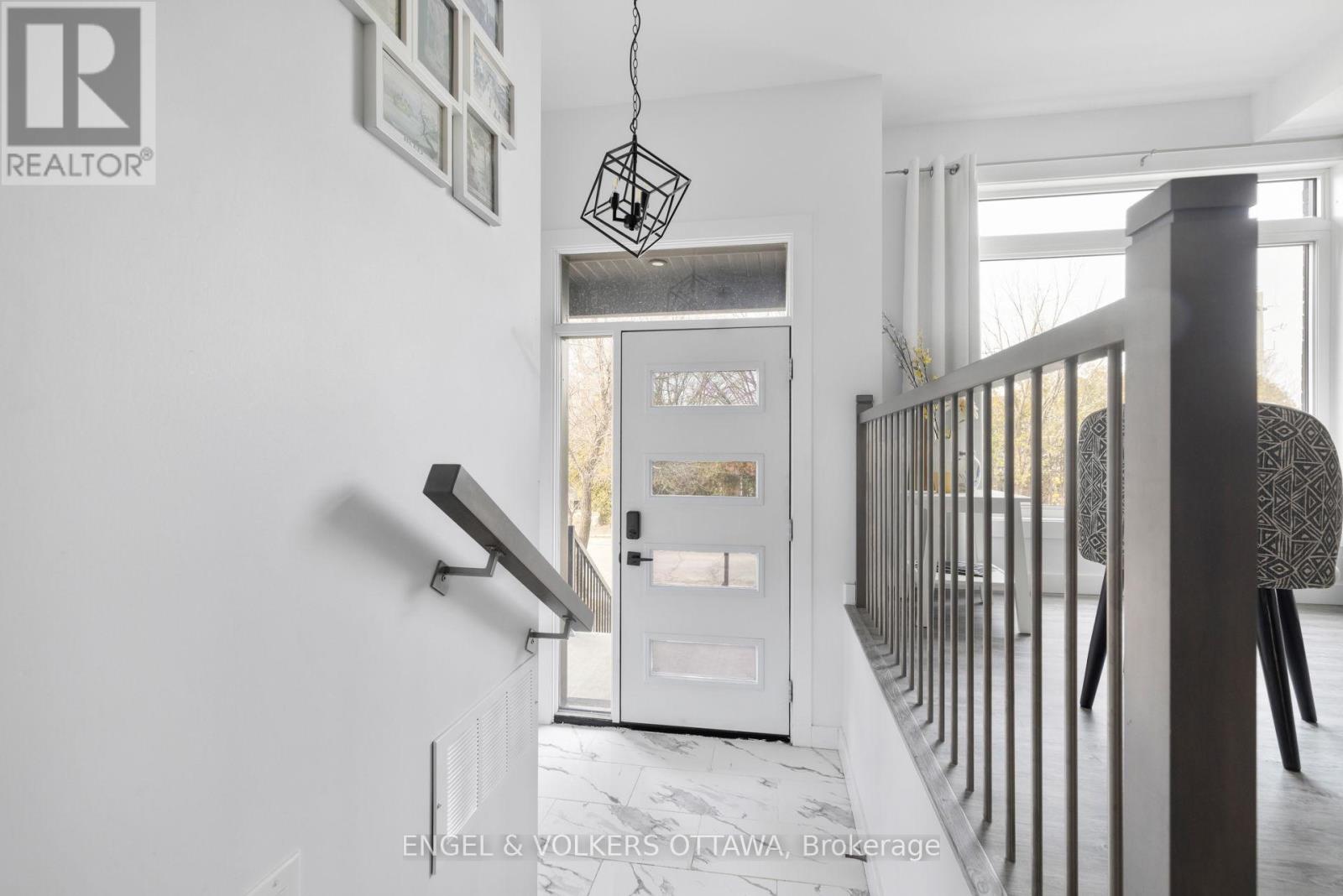 151 LongprÉ Street, Ottawa, Ontario  K1L 7J5 - Photo 9 - X12976644