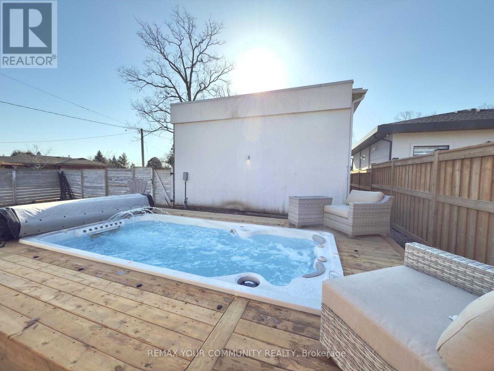 338 Woodale Avenue, Oakville, Ontario  M9R 2R6 - Photo 10 - W12975850