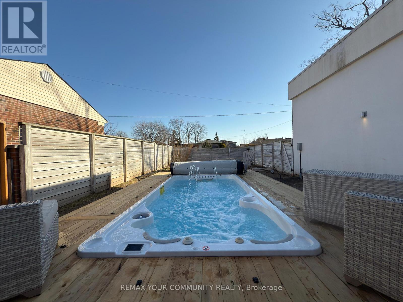 338 Woodale Avenue, Oakville, Ontario  M9R 2R6 - Photo 11 - W12975850