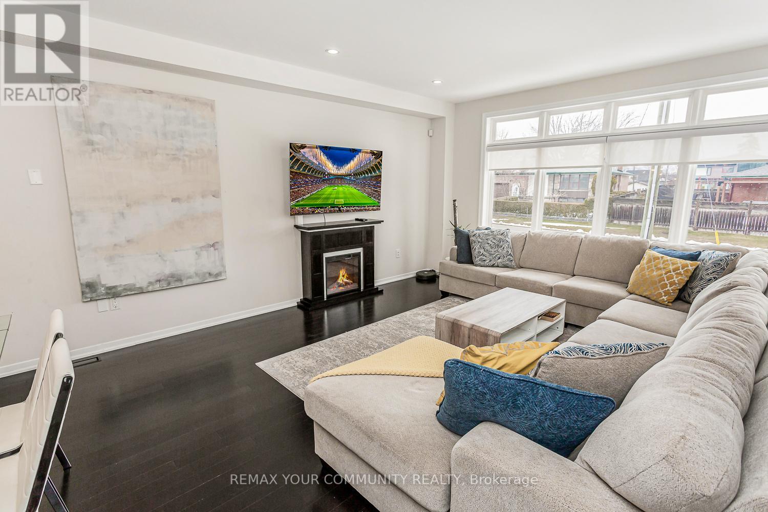 338 Woodale Avenue, Oakville, Ontario  M9R 2R6 - Photo 17 - W12975850