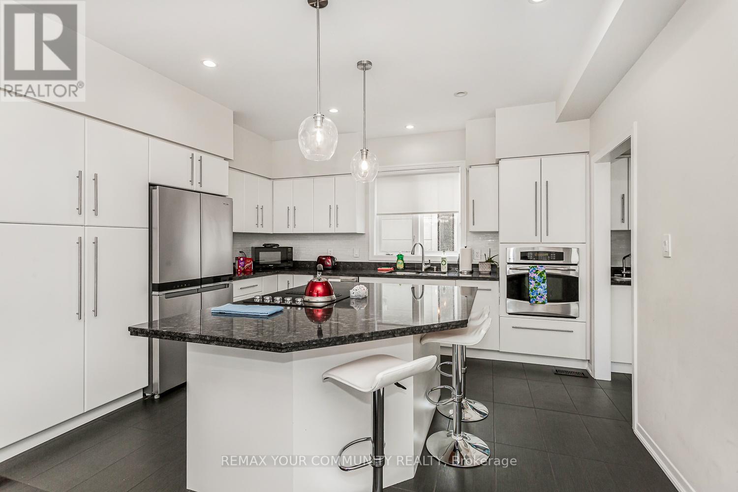 338 Woodale Avenue, Oakville, Ontario  M9R 2R6 - Photo 13 - W12975850