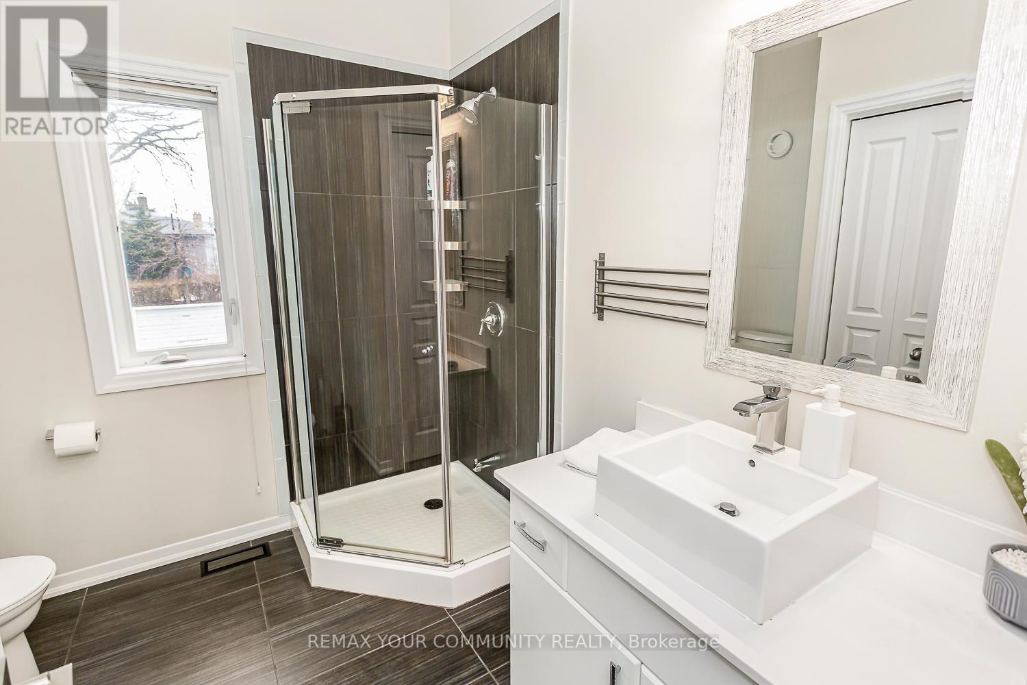 338 Woodale Avenue, Oakville, Ontario  M9R 2R6 - Photo 24 - W12975850