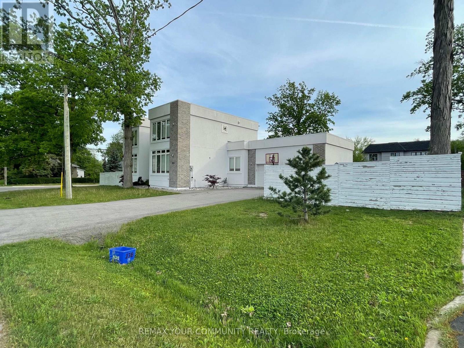 338 Woodale Avenue, Oakville, Ontario  M9R 2R6 - Photo 4 - W12975850