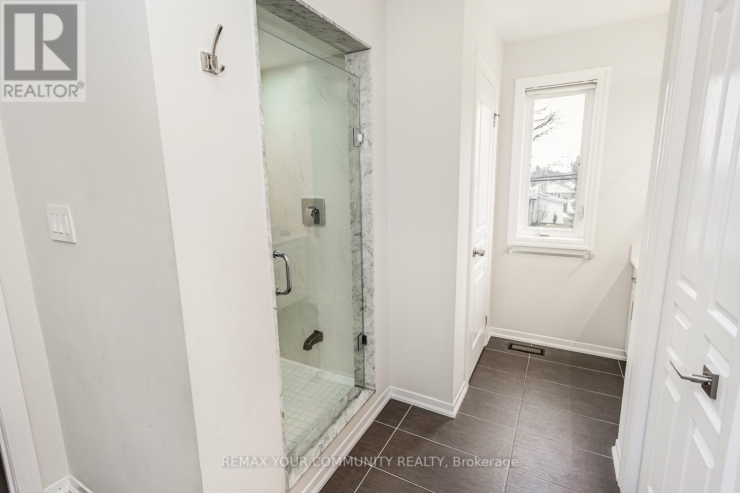 338 Woodale Avenue, Oakville, Ontario  M9R 2R6 - Photo 33 - W12975850