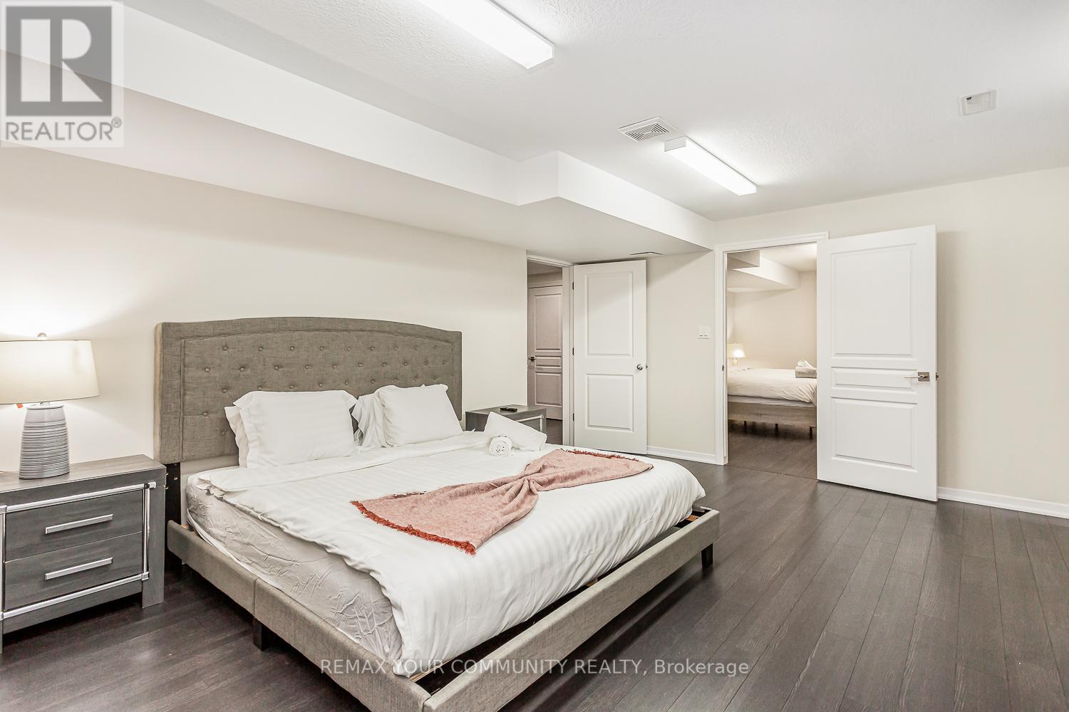 338 Woodale Avenue, Oakville, Ontario  M9R 2R6 - Photo 45 - W12975850