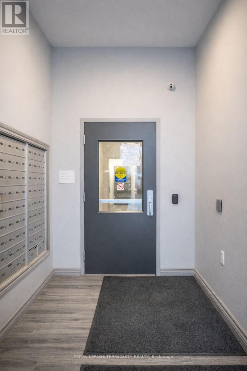 F106 - 275 Larch Street, Waterloo, Ontario  N2L 0J5 - Photo 6 - X12975394