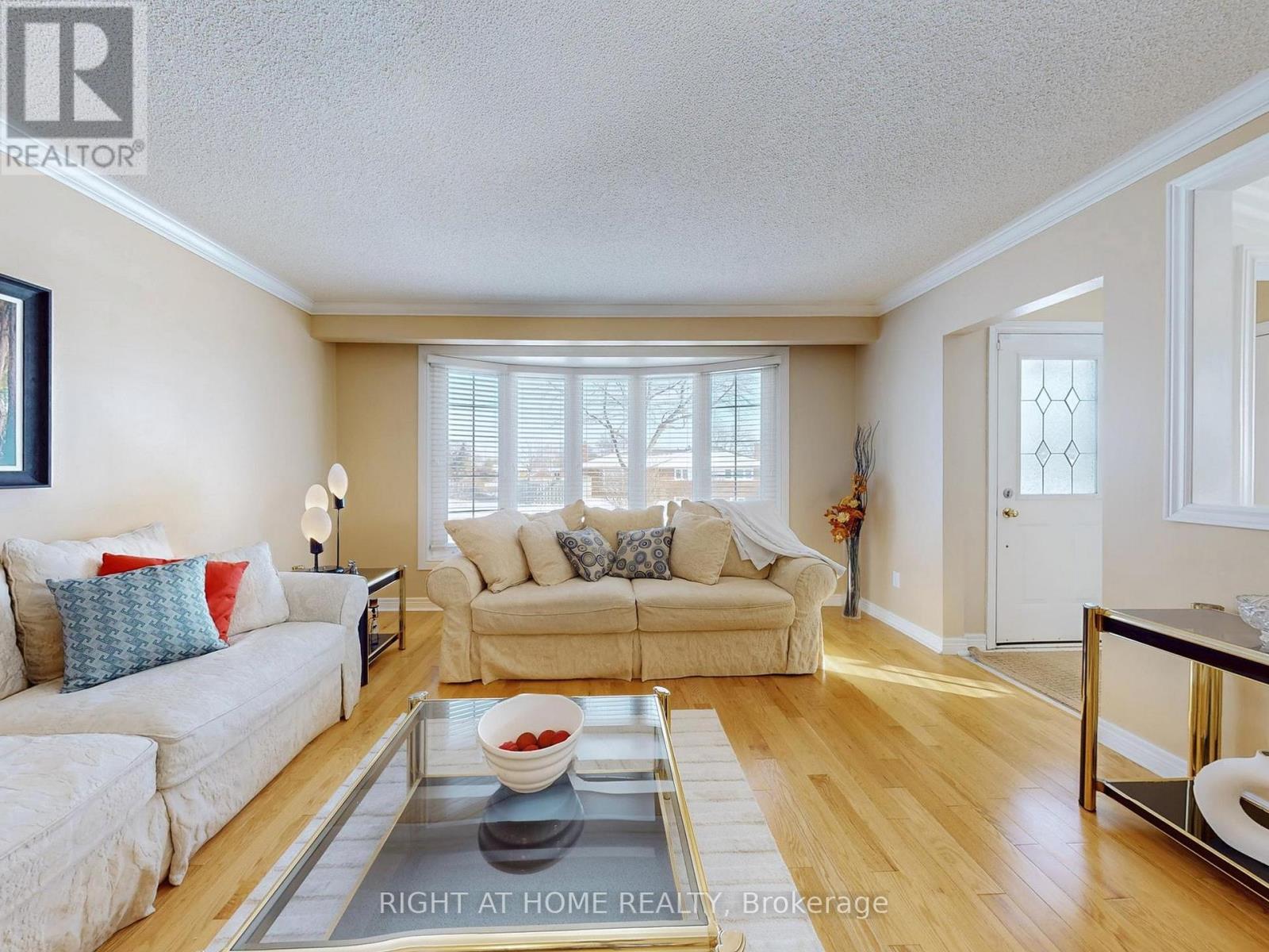 2 Barnes Crescent, Toronto, Ontario  M1G 1Z9 - Photo 3 - E12976614